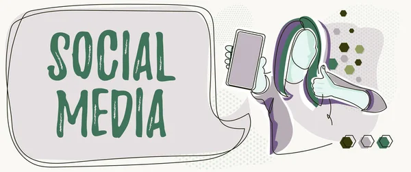 Mão escrita sinal Social Media. Conceito que significa marketing online e se divertir compartilhando usando um smartphone Line Drawing For Lady Holding Telefone Apresentando novas ideias com bolha de fala. — Fotografia de Stock