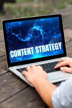 Metin İçeriği Stratejisi Yazılıyor. İş yaklaşımı önemli pazarlama yaklaşımı alıcıları cezbetmek için dağıtıldı Laptop Park 'ta Uzaktan Yapılan Görevler Masasında Dinlenen.