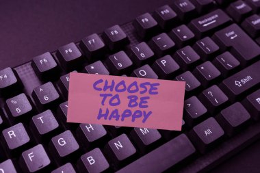 El yazısı işareti Mutlu Olmak İçin Seç. Çevrimiçi Arkadaşlarla Bağlantı kurma, İnternet 'te Tanıdıklar edinme gibi zorluklara rağmen, karanlıktan sonra kavramsal fotoğraf ışığı