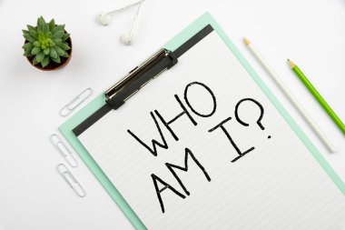 El yazısı işareti. Ben kimim? Hayattaki kişisel kimlik ya da kişisel amaç hakkında soru soran bir iş gösterisi. Çeşitli Koleksiyon Ofisi Kırtasiyesi Fotoğrafı Tablo Üzerine Yerleştirildi