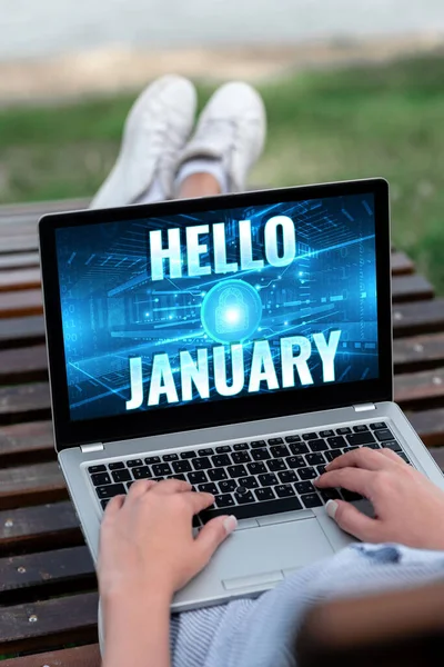 Texto presentando Hola Enero. Saludo del concepto del Internet utilizado al dar la bienvenida al primer mes del año Laptop Descanso en la vuelta de la mujer con la pierna cruzada Logrando trabajo remoto. — Foto de Stock