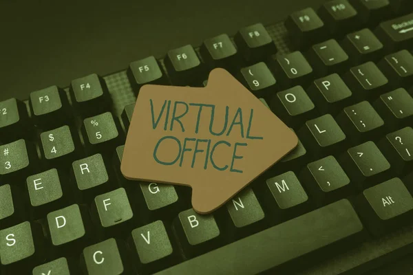 가상 자막 사무실 (Virtual Office). 콘셉트 (Concept) 는 모든 비즈니스나 조직의 운영 영역을 의미하며 , Online, Typing Funny Internet Blog 에 실제적으로 영향을 준다. — 스톡 사진