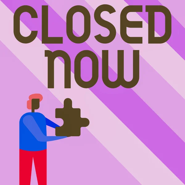Εμφάνιση υπογραφής κλειστή τώρα. Written on of a business has staped trading especially for a short period Business Man Holding παζλ κομμάτι Ξεκλειδώνοντας νέες φουτουριστικές τεχνολογίες — Φωτογραφία Αρχείου