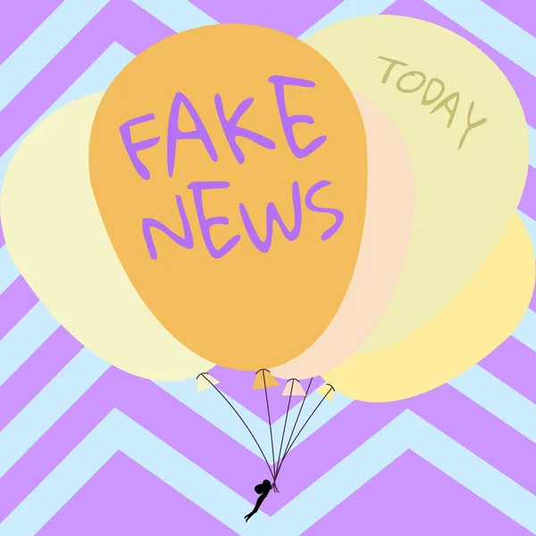 Text s falešnými zprávami. Koncept znamená falešné informace zveřejnit pod rouškou autentické zprávy Muž drží barevné balónky kreslení létání kolem pruhované pozadí. — Stock fotografie