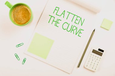 Eğri Düzleştirilmiş Metin başlığı sunar. Bulaşıcı hastalığın hızını düşürmek için farkındalık yaratma üzerine yazılmış çok çeşitli koleksiyon ofisi kırtasiyesi fotoğrafı masanın üzerine yerleştirildi