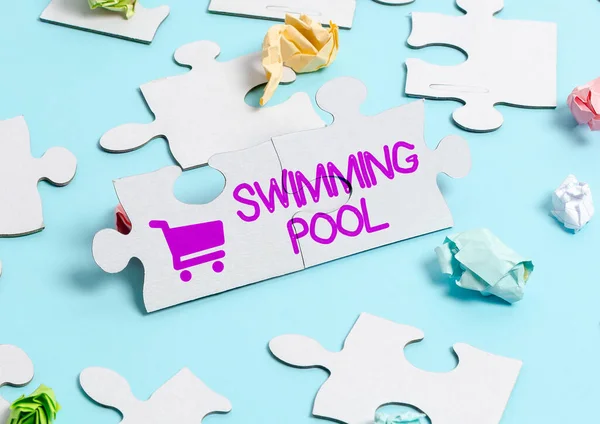 Schild mit der Aufschrift Schwimmbad. Wort für Wort wurde entwickelt, um Wasser für Freizeitaktivitäten zu halten und ein unfertiges weißes Puzzle mit fehlenden letzten Teilen zu bauen — Stockfoto