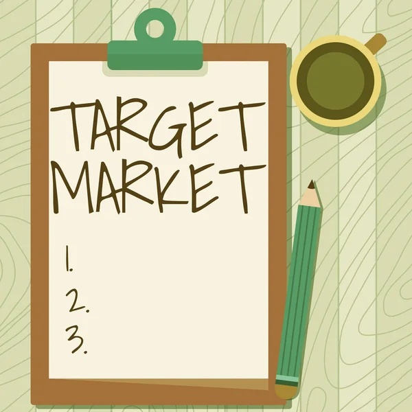 Bildunterschrift: Target Market. Konzeptionelle Foto-spezifische Kunden, auf die ein Unternehmen seine Marketing-Illustration von Bleistift auf der Oberseite des Tisches neben Klemmbrett und Kaffeebecher abzielt. — Stockfoto
