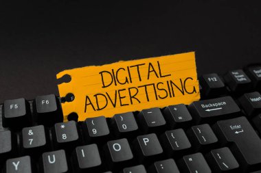 Metin işareti Dijital Reklamcılığı gösteriyor. İş dünyasının internet teknolojilerini yeni çevrimiçi yemek kitabı yaratma, daktilo etme ve paylaşma tarifleri oluşturmaya zorladığında kavramsal fotoğraf