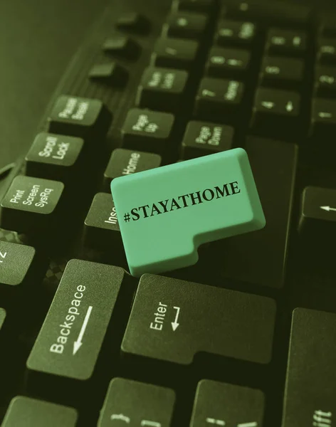 手書きのテキスト｜Hashtag Stay at home.インターネットの概念コロニウイルス発生に関連するソーシャルメディアのトレンドラベル概要複数のメッセージをオンラインで送信し、グループレッスンを入力 — ストック写真