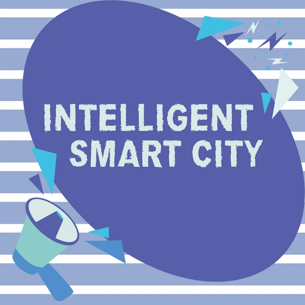 Firma mostrando Intelligent Smart City. Palabra escrita en Urbano inteligente sistema de automatización de edificios negocio Megáfono Dibujo Hablando de Chat Nube Hacer Anuncio. —  Fotos de Stock