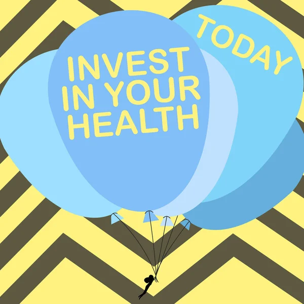 Schild mit der Aufschrift Invest In Your Health. Geschäftsvitrine steckt Geld in die Instandhaltung oder Verbesserung Ihrer Gesundheit Mann hält bunte Luftballons, die um gestreiften Hintergrund fliegen. — Stockfoto