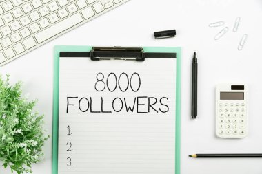 8000 takipçiyi gösteren bir tabela. Instagram 'da Çoklu Koleksiyon Ofisi Kırtasiyesi Fotoğrafı Üzerine Yerleştirilmiş Kişilerin İş Fikir Sayısı