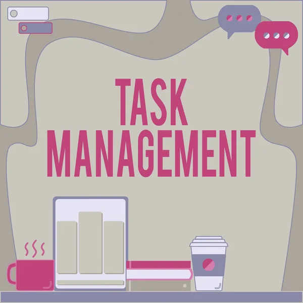 Ручной знак Task Management. Бизнес демонстрирует процесс управления задачей через свой жизненный цикл Office Desk с открытым блокнотом Pen Holder Open Blank Notebook. — стоковое фото