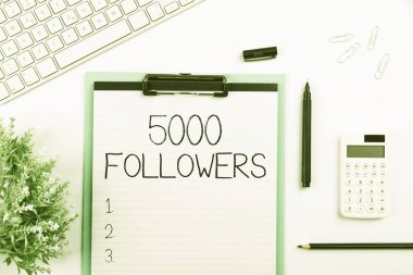 İlham veren 5000 takipçiyi gösteren metin. Instagram 'da Çoklu Koleksiyon Ofisi Kırtasiyesi Fotoğrafı Üzerine yerleştirilmiş kişiyi takip eden kişilerin kavramsal fotoğraf sayısı