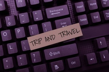 İlham, Trip and Travel işaretini gösteriyor. Yeni Yazılım, Yazılım ve Programlama Dili Oluşturan Konsept fotoğraf ve turizm merkezleri