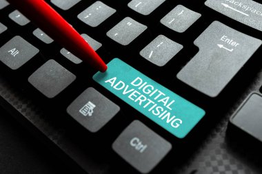 El yazısı tabelası Dijital Reklamcılık. İş kavramı, iş dünyasının internet teknolojilerini Soyut Gönderme Çoklu Mesajları Çevrimiçi, Yazı Grubu Dersleri 'ni desteklemek için koz olarak kullandığında