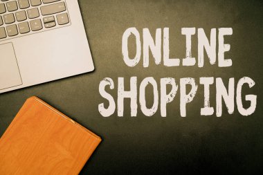 İnternetten ilham aldığını gösteren bir metin. Kavramsal fotoğraf tüketicileri, klavye, klavye ve kahve fincanı ile İnternet Ofis Malzemeleri üzerinden doğrudan bir satıcıdan ürün satın alırlar.