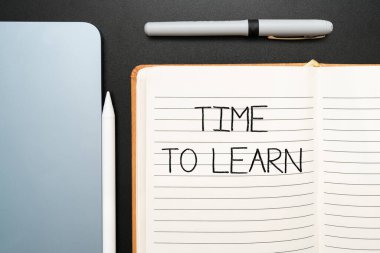 İlham verici Öğrenme Zamanı 'nı gösteren metin. İnternet Konsepti, gerçeklerin ve fikirlerin anlaşılması, ofis malzemelerinin klavye, bardak ve çalışma için kahve fincanı ile birlikte masaya konması ihtiyacını kabul eder.