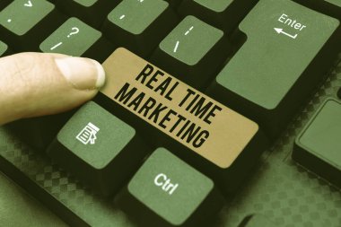 Gerçek zamanlı pazarlama işaretini gösteren bir ilham. İş genel bakış stratejisi, mevcut eğilimler ve Eski Çevrimiçi Haberleri Yeniden Oluşturan Müşteri Geribildirim Alanına odaklanmıştır. Önceki Sayfaların Kopyaları Oluşturuluyor