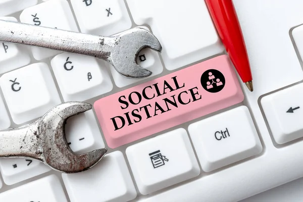 概念标题：社会距离。接受个人之间的一般互动的互联网概念程度创建新的编程指南，键入程序源代码 — 图库照片