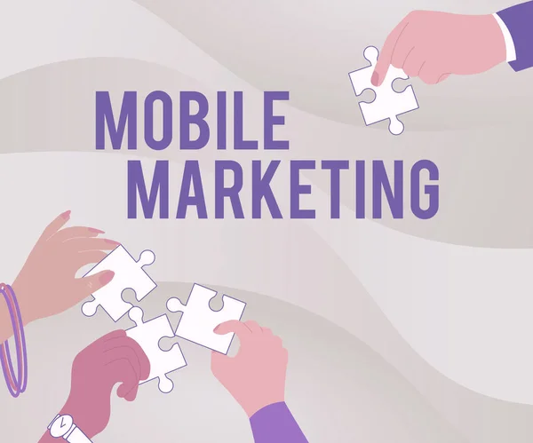 Handschrift tekst Mobile Marketing. Zakelijke aanpak reclame die producten promoot via aanpasbare apparaten Illustratie van handen vasthouden Puzzelstukjes Helpen elkaar. — Stockfoto