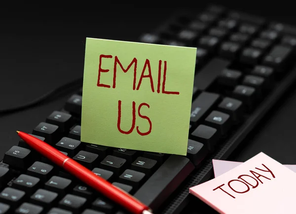 Kavramsal başlık: "Bize E- posta". Eski Fikirlerin Kopyalanması ve Yeni Fikirler Oluşturulması, Yazılan Notların Aktarılacağı bir grup e- posta kullanan bir gruba ticari ileti göndermek için sözcük — Stok fotoğraf