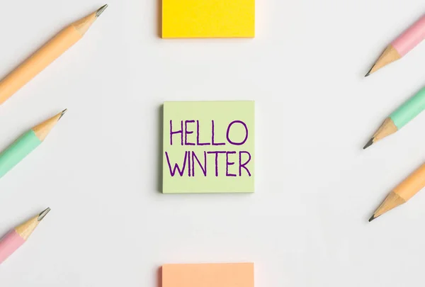 Mesaj işareti Hello Winter 'ı gösteriyor. İş yaklaşımı sonbaharın sonuna kadar en soğuk mevsim olan Aralık Aydınlık Okul Malzemeleri, Parlak Öğretim Koleksiyonları — Stok fotoğraf