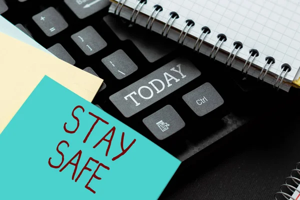 Semnul de scriere a mâinilor Stay Safe. Ideea de afaceri sigură de amenințarea cu pericolul, vătămarea sau locul pentru a păstra articolele Tastarea unui blog util Tutorial și ghiduri, Strategii de cercetare online — Fotografie, imagine de stoc