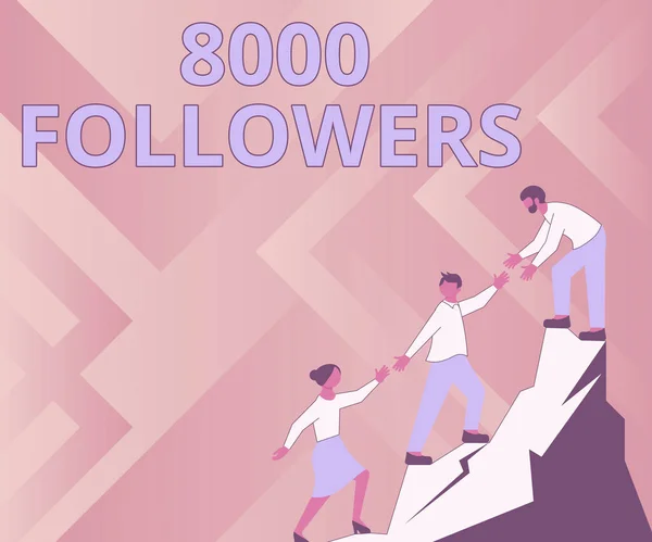 Натхнення, що показує знак 8000 послідовників. Бізнес-підхід кількість осіб, які слідують за людиною в Instagram Колеги Сходження вгору Гора Досягнення успіху Представляючи командну роботу . — стокове фото