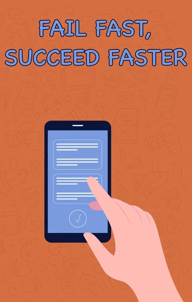 Текстовый знак, показывающий Fail Fast, Succeed Faster. Неудачная попытка бизнес-демонстрации увеличивает возможный успех Иллюстрация рук с помощью СМС смартфона Новые важные сообщения. — стоковое фото