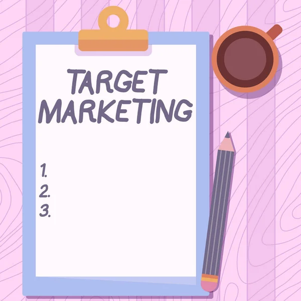 Inspiration montrant signe Target Marketing. Business idée marketing s est la tâche la plus importante également utilisé dans la stratégie d'achat Illustration de crayon sur le dessus du tableau à côté du presse-papiers et tasse à café. — Photo