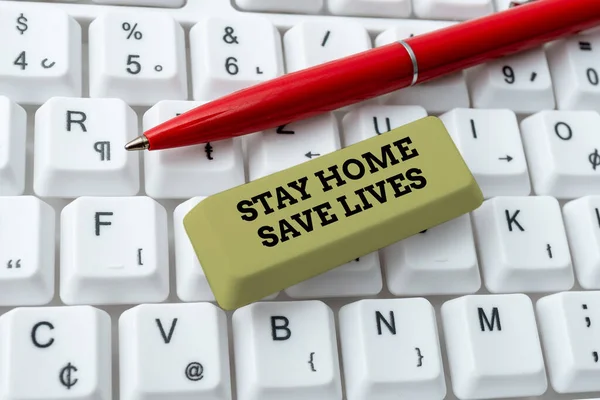 Τίτλος κειμένου που παρουσιάζει Stay Home Save Lives. Εννοιολογική φωτογραφία μειώνει τον αριθμό των ασθενών που έχουν μολυνθεί με το να μην αφήνει το σπίτι Σύνδεση με τους φίλους σε απευθείας σύνδεση, Κάνοντας Γνωριμίες στο Διαδίκτυο — Φωτογραφία Αρχείου