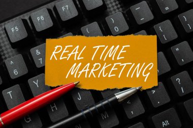 Metin başlığı Gerçek Zamanlı Pazarlama sunar. Kavram, iş stratejisinin güncel eğilimlere ve çevrimiçi arkadaşlarla bağlantı kuran, İnternet 'te Tanışmalar Yapan müşteri geribildirimlerine odaklanması anlamına gelir