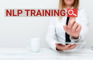 Nip Eğitimini gösteren bir tabela. İş konsepti sözcüğünün güçlü yaklaşımı arasında seminer, koçluk, eğitim ve Gadget güncellemesini tartışan ve Teknik Özellikleri sunan danışman