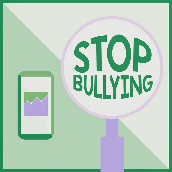 문자 메시지 : Stop Bullying.. A Large Magnifying Glass by Active Smartphone Beside 의 희생자에 대한 폭력에 반대하는 캠페인을 외치는 콘셉트 사진. — 스톡 사진