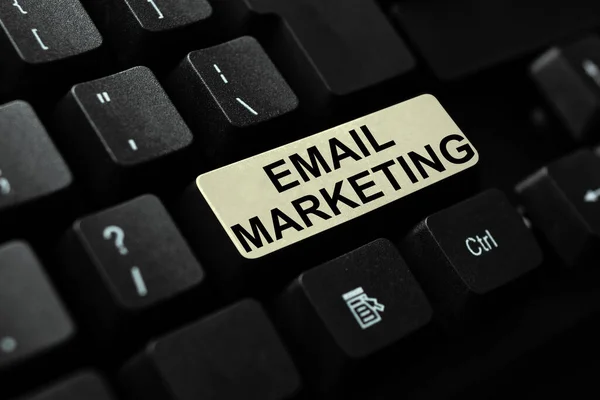 Εγγραφή εμφάνισης κειμένου Email Marketing. Έννοια σημαίνει προσέλκυση δυνητικού αγοραστή επικοινωνώντας μέσω του μηνύματος Πληκτρολογώντας Σενάριο Κώδικα Προγράμματος, Περίληψη Downloading New Online Journal — Φωτογραφία Αρχείου