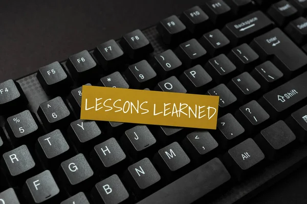 Szövegek megjelenítése Lessons Learned. Szó a tapasztalatok gyűjtött megértése a tevékenység Létrehozása Új online szakácskönyv, Gépelés és megosztás Főzés receptek — Stock Fotó