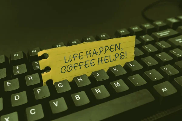 El yazısı, "Life Happen", "Coffee Helps". Çevrimiçi arkadaşlarla iletişim kurmakta, İnternet 'te tanıdıklar edinmede sorun yaşarken sıcak su içmek. — Stok fotoğraf