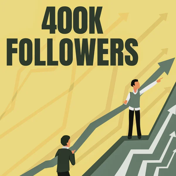 Konzeptionelle Anzeige 400K Anhänger. Wort über die Anzahl der Personen, die jemandem auf Instagram folgen, Pfeile, die zwei zusammenarbeitende Geschäftsleute zu einem besseren Finanzplan führen. — Stockfoto