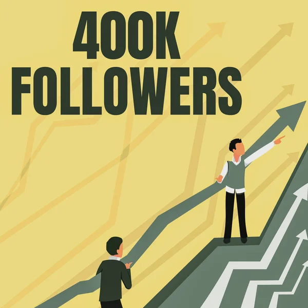 概念表示400Kフォロワー.Instagramの矢印で誰かに従う人の数に書かれた言葉より良い財務計画に向けて2人のコラボレーションビジネスマンを指導. — ストック写真