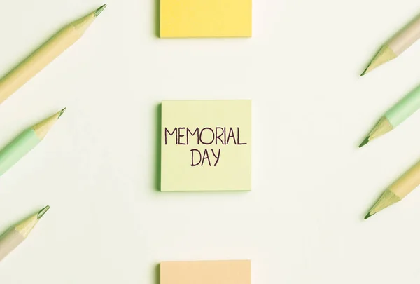 手書き文字記念日。国のために犠牲になった退役軍人を記憶し、尊重するためのビジネスアプローチの日フラッシュスクールオフィス用品、明るい教育コレクション — ストック写真
