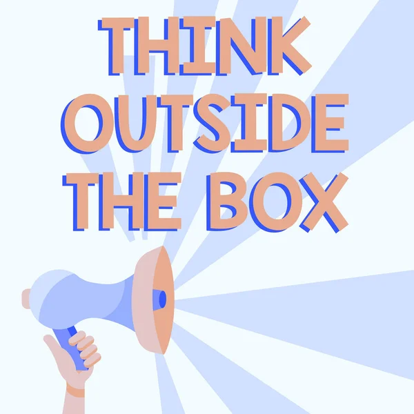 Написание текста Think Outside The Box. Слово за слово, чтобы перенимать новые идеи и творчески делать "Мегафон".. — стоковое фото