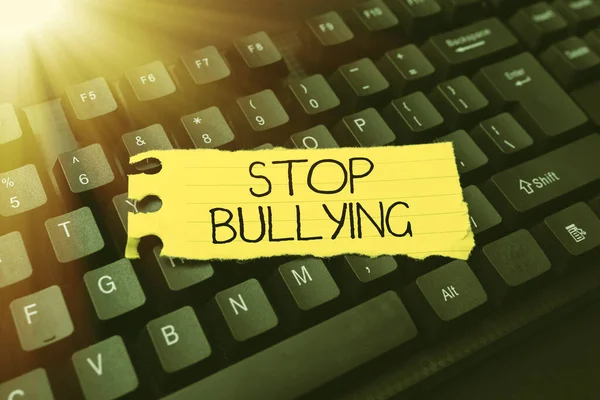 Концептуальная подпись Stop Bullying. Концептуальное фото, выражающее их кампанию против насилия по отношению к жертвам, печатающее заметки по обзору онлайн-классов, абстрактное перепечатывание субтитров — стоковое фото