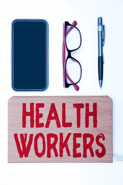 Psaní textu Zdravotničtí pracovníci. Koncept znamená ukázat, čí práce chránit zdraví svých komunit Kancelářské potřeby přes stůl s klávesnicí a brýlemi a kávový pohár pro práci — Stock fotografie