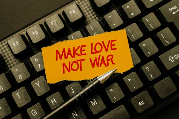 Szöveg jel mutatja, hogy szeretkezni nem háború. Fogalmi fotó A hippi háborúellenes szlogen ösztönzi a szeretetet és a békét Létrehozása új online szakácskönyv, Gépelés és megosztás Főzés receptek — Stock Fotó