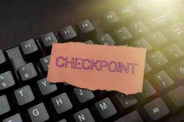 Kontrol noktasını gösteren mesaj işareti. İnsanlı giriş anlamına gelen kavram, gezginlerin çevrimiçi arkadaşlarla bağlantılı güvenlik kontrollerine tabi tutulduğu, internette tanıdıklar edindiği yer.