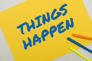 Bir şeyler olduğunu gösteren mesaj işareti. İşletme gösterisi Eylemin Sonuçları Gösterişli Okul Malzemelerini, Öğrenme Koleksiyonlarını, Yazma Aletlerini Kontrol Edemeyen Bir Şey,