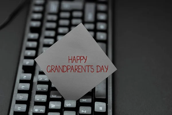 コンセプトディスプレイハッピー祖父母の日。高齢者や高齢者のための単語お祝いデジタルデータへの書き込みノートの変換,重要なコーディングファイルの入力 — ストック写真