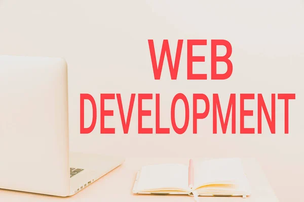概念标题：Web Development 。业务概念涉及通过内联网Tidy工作空间安装程序、写字台工具设备、智能办公室开发托管网站 — 图库照片