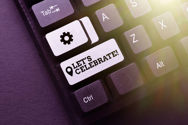 Ручной знак "Отпразднуем". То есть отметить какой-то особенный день или устроить вечеринку после успеха нового учебника, перепечатывая старые эссе онлайн.